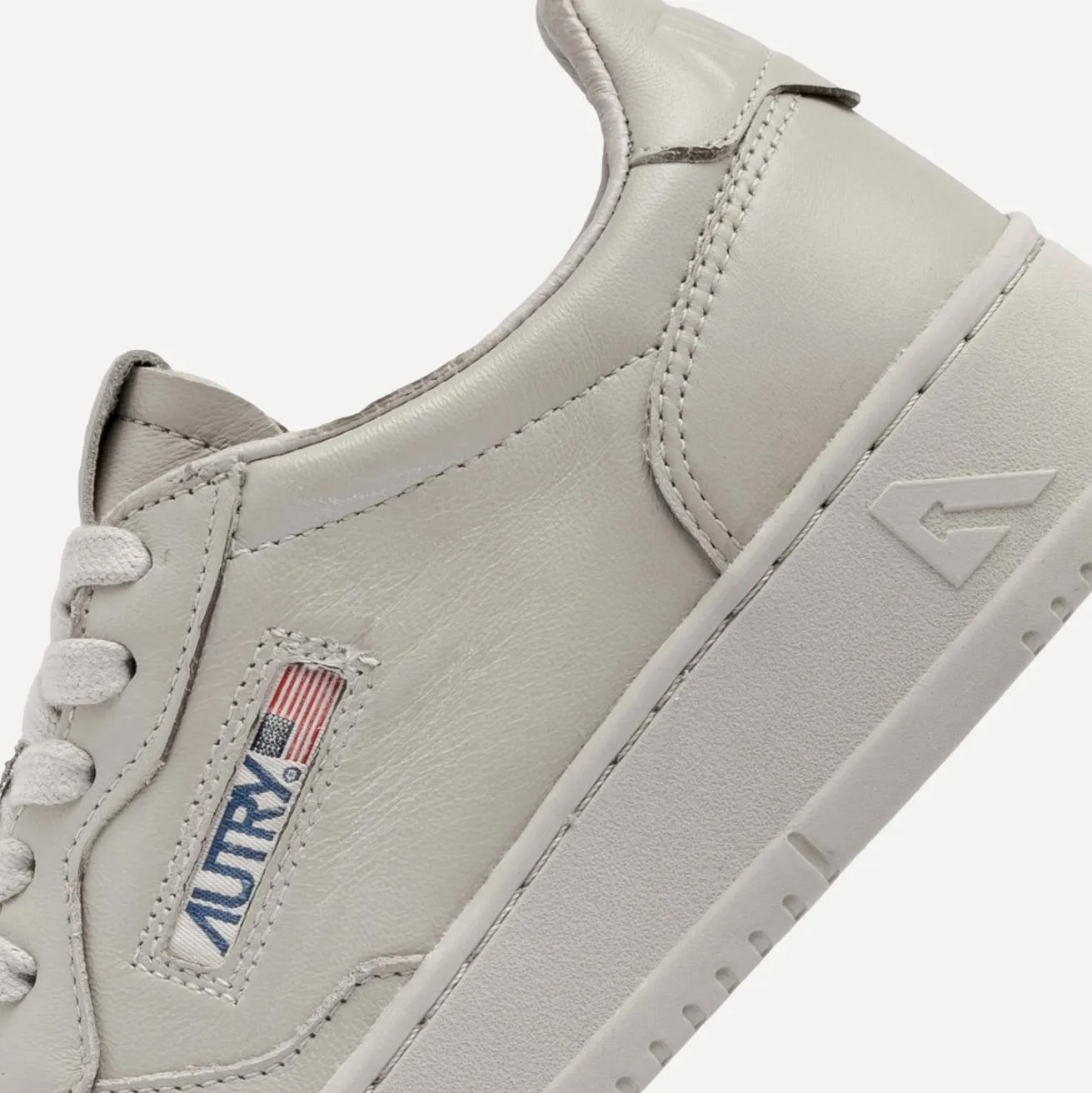 Medalist Low - Solid Goat Oatmeal