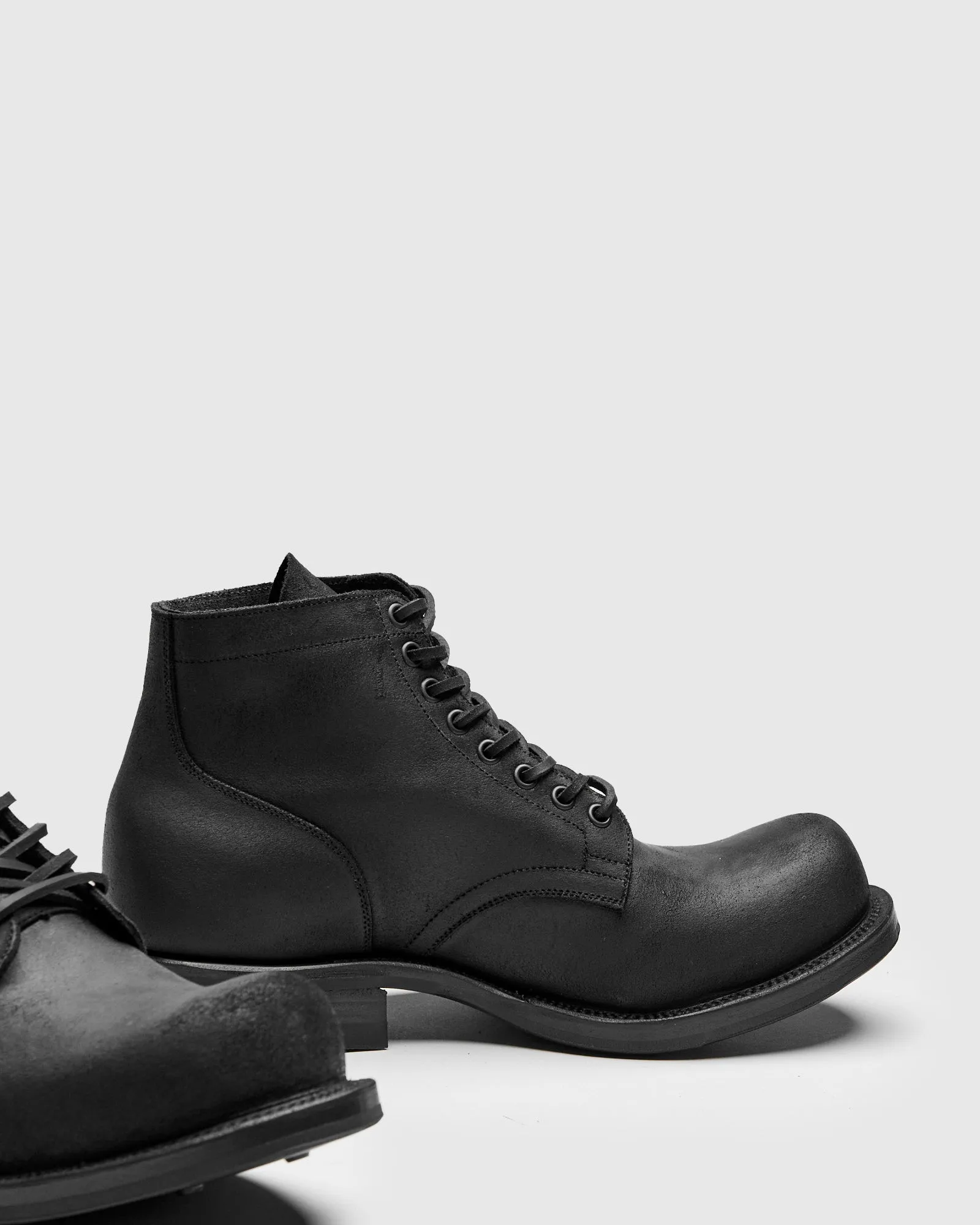Service Boot 310 in Black Waxy Commander