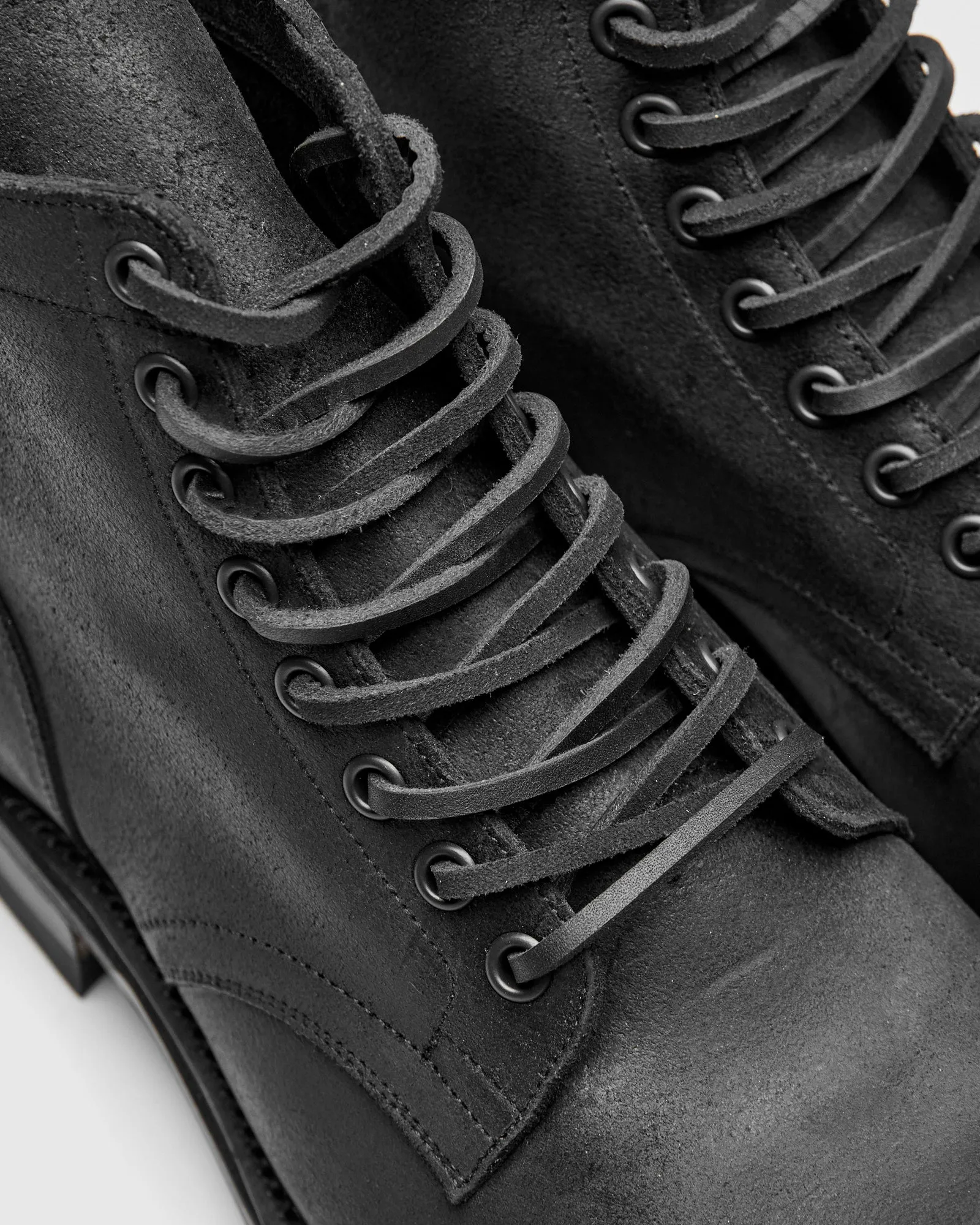Service Boot 310 in Black Waxy Commander